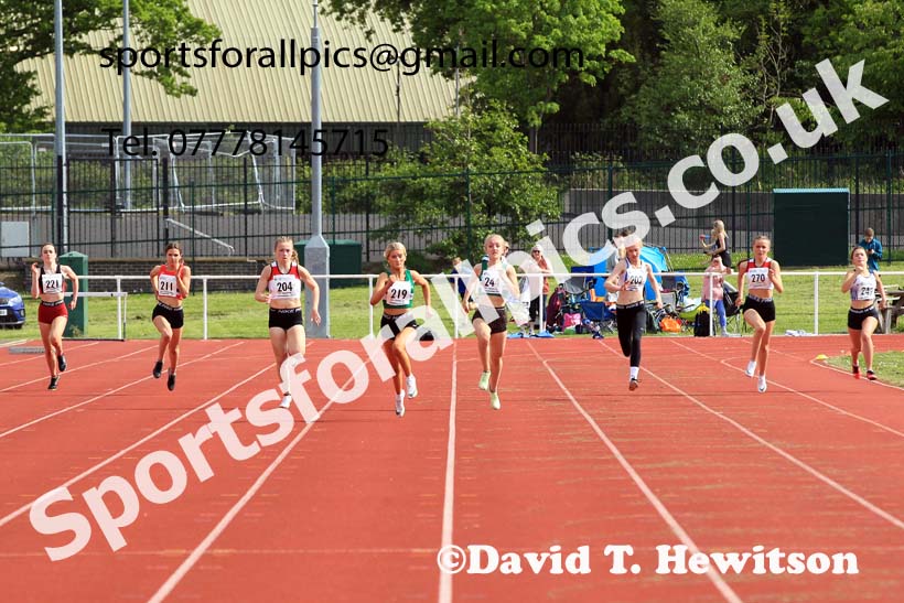 Women and Girls 200 metres, 2022 North Eastern Track and Field Champs., Middlesbrough. David T. Hewitson/Sports for All Pics